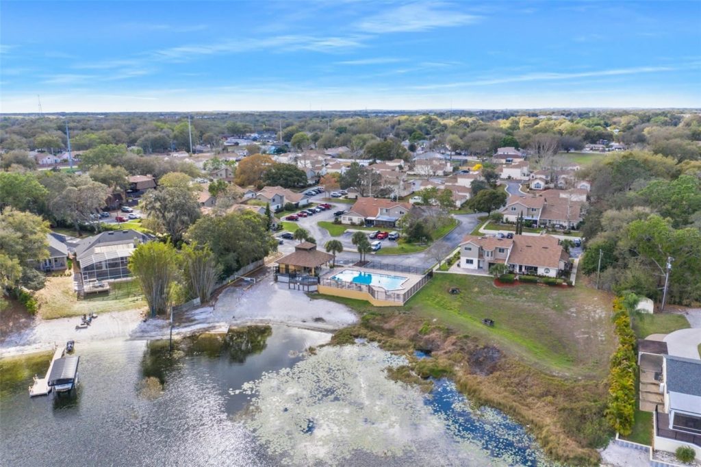Ocoee, Fl lake and houses