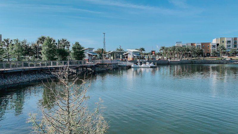 Oviedo Fl with lake and homes